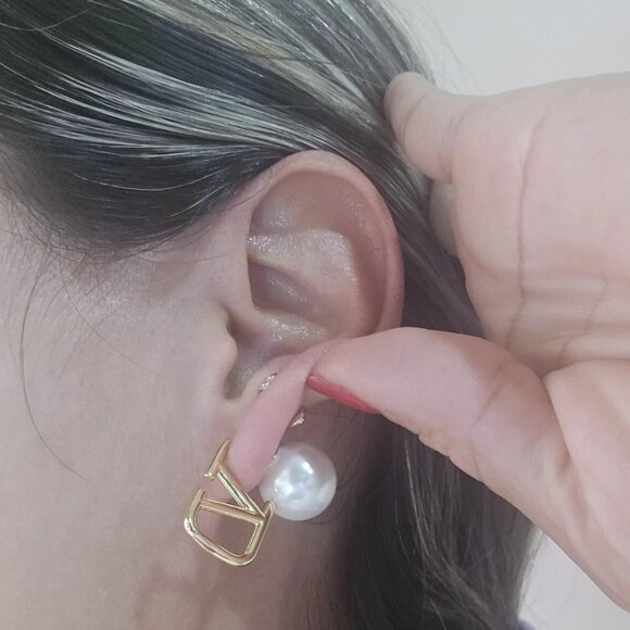 Valentino VLogo Signature Metal And Resin Earrings - Picture 10 of 11